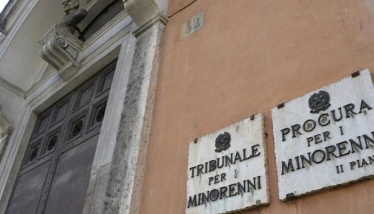 Terracina, Latina: 17enne collocato in comunità per il reato di furto aggravato ai danni di un negozio del centro.