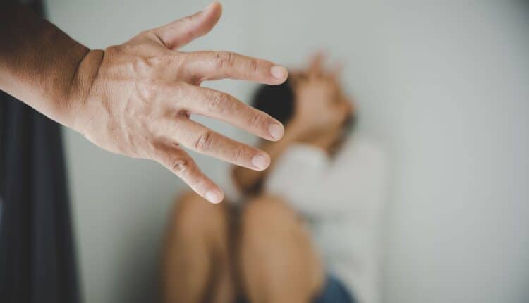 Cosenza, episodi di violenza e minacce in presenza dei figli minori. Arrestato un uomo per maltrattamenti nei confronti della propria compagna