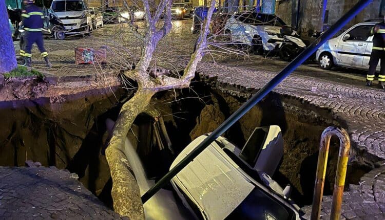 Napoli: voragine in via Morghen, la via è chiusa all'altezza di via Bonito. Al lavoro ABC, Polizia Municipale e Vigili del Fuoco.