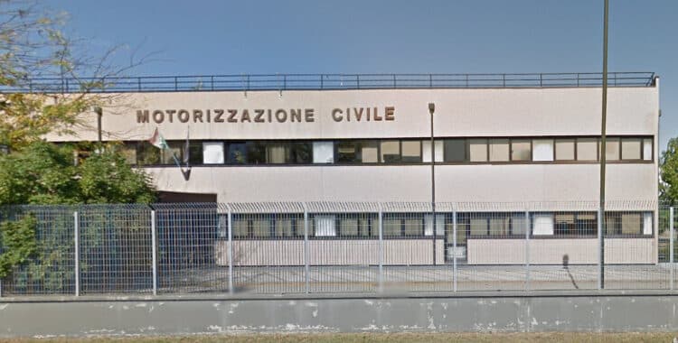 Cremona: tenta di barare alla Motorizzazione Civile. Un uomo denunciato per aver provato a superare l’esame della patente con l’aiuto dall’esterno