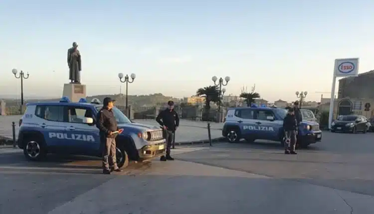 Intensificati i servizi di controllo del territorio dei Carabinieri del comando provinciale di Siracusa. Segnalati due uomini evasi dagli arresti domiciliari.