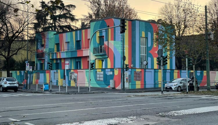 Milano, arte pubblica, inaugurato "Respect San Siro", il murale sulla sede dei Servizi Sociali