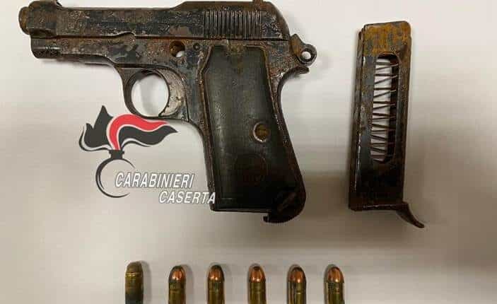 Carinaro, Caserta: 52enne sorpresa mentre tenta di recuperare una pistola nell'auto sequestrata. Denunciata dai Carabinieri.
