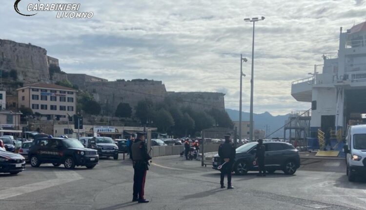 Portoferraio, Livorno: i Carabinieri intensificano i controlli nell'area portuale. Controllate 24 auto e 4 soggetti sono stati sottoposti a misure cautelari.