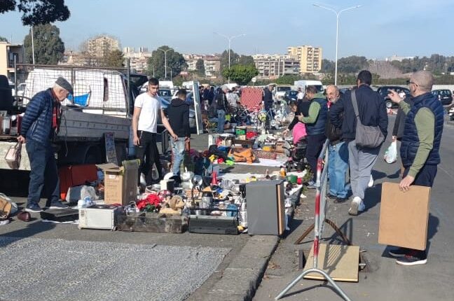 Catania: repressione dell'abusivismo commerciale. La Polizia di Stato sgombera il mercatino abusivo di San Giuseppe La Rena.