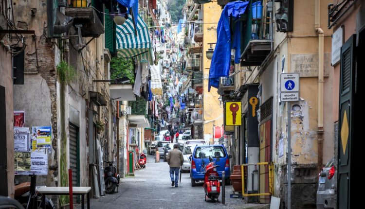 Napoli, Quartieri Spagnoli: aggredisce il padre per estorcergli denaro. Bloccato dalla Polizia di Stato.