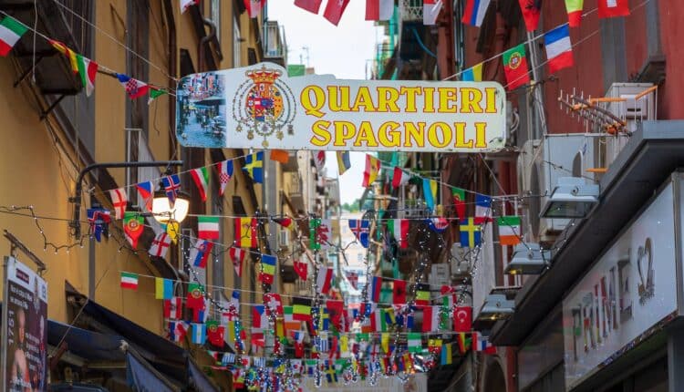 Via Toledo e Quartieri Spagnoli, Napoli: controlli straordinari delle Forze dell'Ordine. Identificate 24 persone.