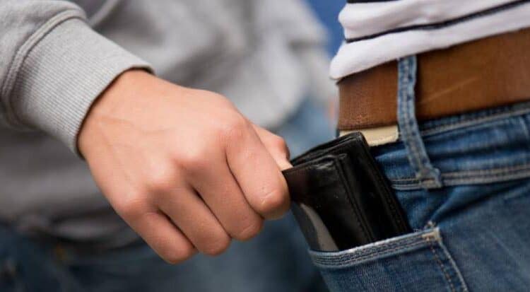 Roma: arrestata 42enne bosniaca gravemente indiziata dei reati di rapina aggravata, furto e indebito utilizzo di strumenti di pagamento.