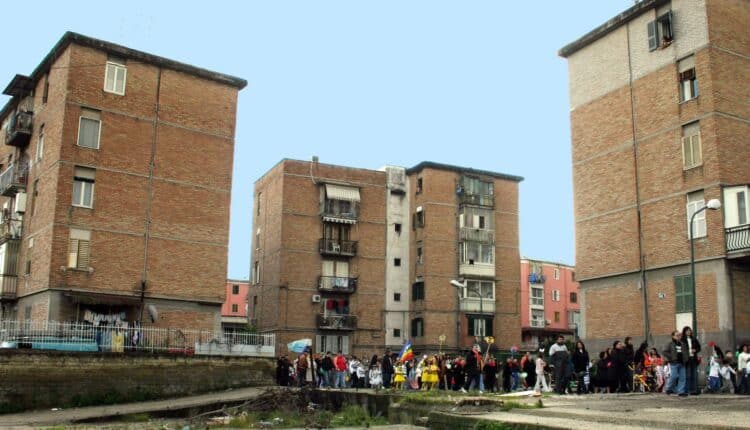 Rione Don Guanella, Napoli: sorpreso in casa con la droga. La Polizia di Stato ha tratto in arresto un 33enne già sottoposto alla misura degli arresti domiciliari.