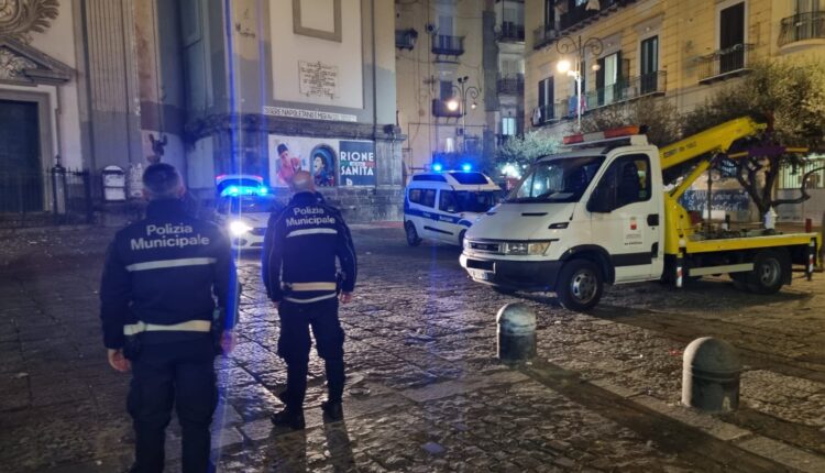 Napoli, quartieri Stella e Sanità: controlli stradali. 44 verbali elevati dagli agenti per infrazioni, sosta irregolare e guida senza patente.