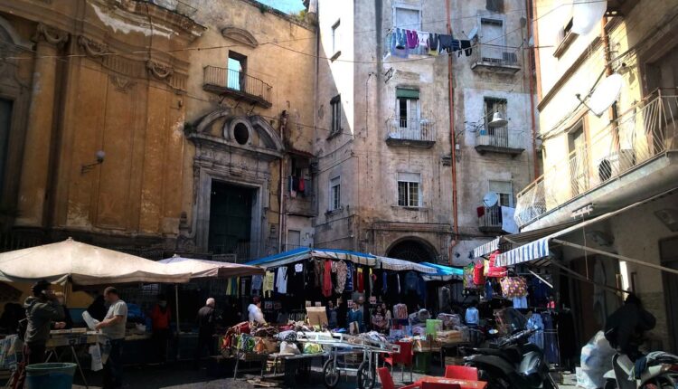 Borgo Sant'Antonio Abate: tentano di nascondere la droga. La Polizia di Stato trae in arresto un 22enne ed un 25enne