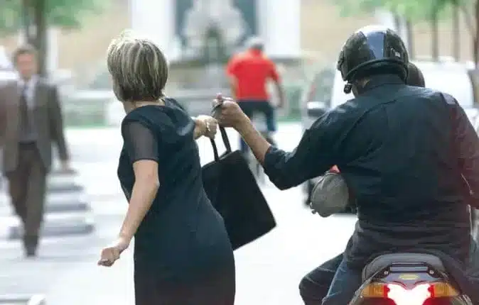 Corso Umberto: scippo in scooter ai danni di una donna in strada. Fermato dalla Polizia di Stato un uomo 43enne con precedenti