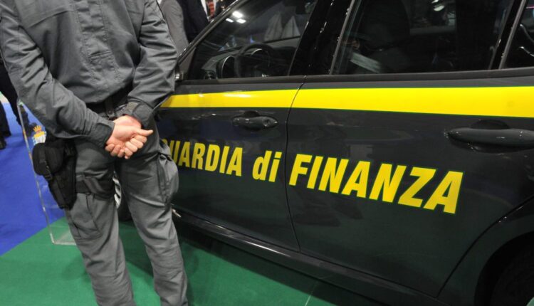 Controlli straordinari alla stazione centrale e nelle aree limitrofe da parte di Polizia e Guardia di Finanza. Sanzioni amministrative per un totale di 3.180 euro