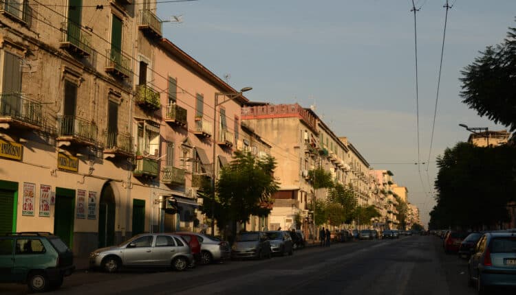 Secondigliano, Napoli: si presenta in un hotel con un documento falso. 33enne cinese fermato dalla Polizia di Stato.