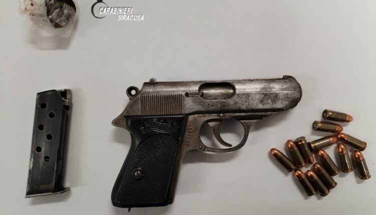 Siracusa: i carabinieri arrestano un 27enne trovato in possesso di una pistola con matricola abrasa.