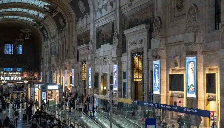 Milano, Stazione Centrale: due cittadini cubani colti in flagrante nel rubare uno zaino. Arrestati per furto.
