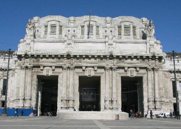 Milano, stazione Centrale: arrestato un cittadino marocchino di 38 anni e un cittadino egiziano di 21 anni per spaccio di stupefacenti.
