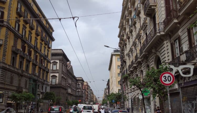 Corso Umberto I, Napoli: tentano di rubare in un negozio. La Polizia di stato trae in arresto un 34enne marocchino, il complice si è dato alla fuga.
