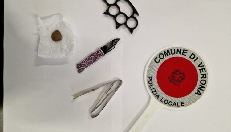 Verona. Controlli sui bus e fermate ATV: sequestrati un coltello, un tirapugni e droga. Identificate in una settimana quasi 1.300 persone ed eseguite 95 sanzioni.