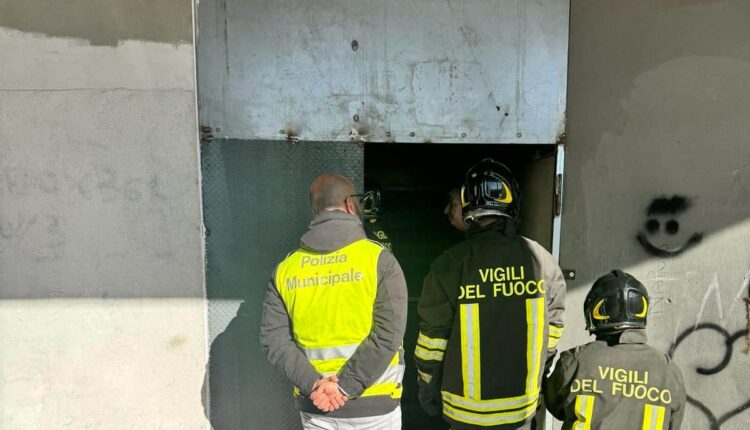 Napoli, quartiere Ponticelli: abbattute due pareti metalliche che ostruivano la circolazione dei pedoni e dei disabili in via Oplonti.