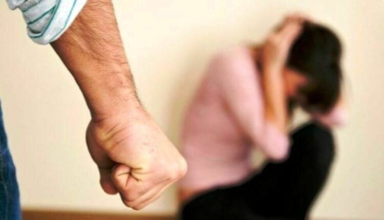 Violenza di genere: tenta di investirla con il motorino, dopo averla colpita con uno schiaffo. Arrestato uomo per maltrattamento in famiglia