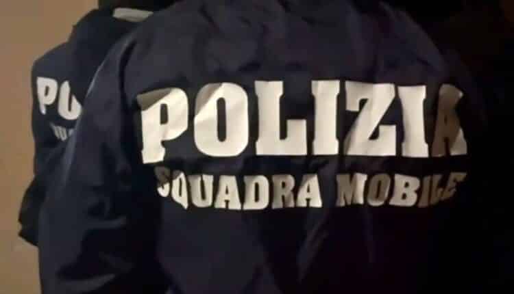 Roma. Rubano una borsetta da un pullman granturismo e scappano in suv, coprendo la targa con schiuma da barba. Arrestati 3 sudamericani.