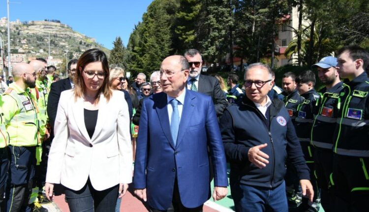 Campagna antincendio, Schifani consegna attestati a nuovi volontari di Protezione civile: «Lavoro di squadra è arma vincente»