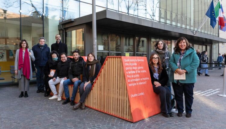 Giornata internazionale della Donna: le panchine rosse testimonial contro la violenza di genere. In mostra i progetti realizzati dall’Università di Trento.