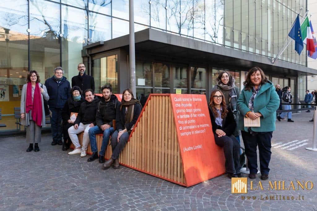 Giornata internazionale della Donna: le panchine rosse testimonial contro la violenza di genere. In mostra i progetti realizzati dall’Università di Trento.