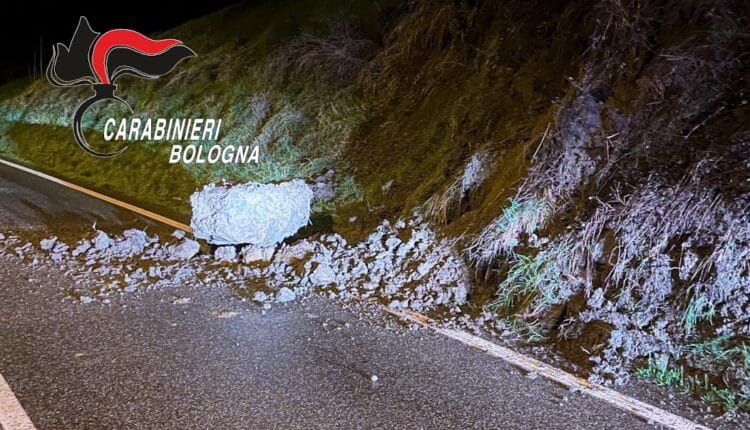 Pian di Setta (BO), masso precipita sulla carreggiata a seguito di una frana del terreno sovrastante. Intervengono i Carabinieri.
