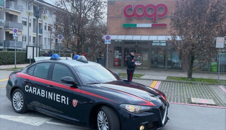Anzola Emilia, Bologna. Colpo notturno alla Coop sventato dai Carabinieri. Arrestato 27enne armato di mannaia.