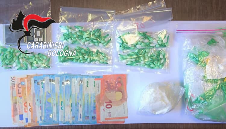 Bologna, un cane semina il panico nel palazzo ed intevengono i Carabinieri. Durante l'identificazione, il suo padrone è stato trovato in possesso di sostanza stupefacente e arrestato.