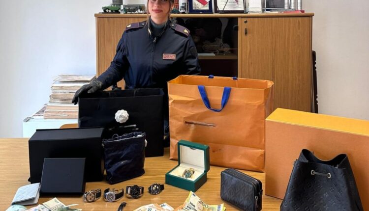 Milano, furti in auto parcheggiate mentre i genitori accompagnano i figli a scuola: 2 arresti della Polizia di Stato.