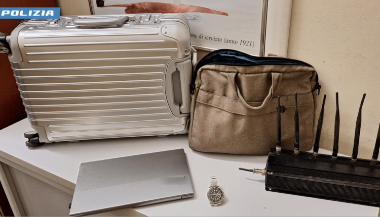 Milano, utilizzano un jammer per rubare all'interno di un'auto: arrestati della Polizia di Stato