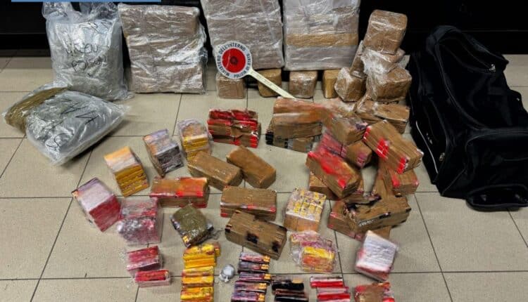 Crema (CR), la Polizia di Stato di Milano arresta un 50enne già noto ai poliziotti con 60 kg di droga dopo una perquisizione domiciliare.