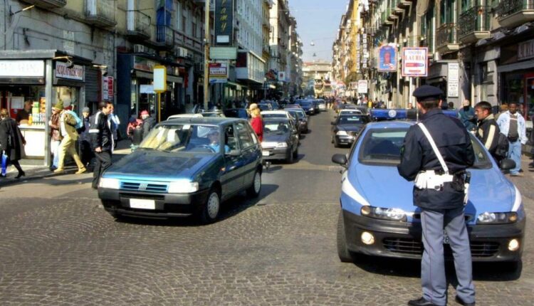 Napoli, Piazza Garibaldi: la Polizia di Stato trae in arresto un 28enne per resistenza a Pubblico Ufficiale e lesioni personali.