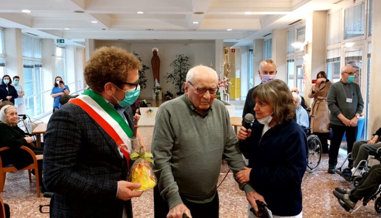 Vicenza: sindaco Possamai e assessore Tosetto in visita all'Ipab di Vicenza per le festività pasquali