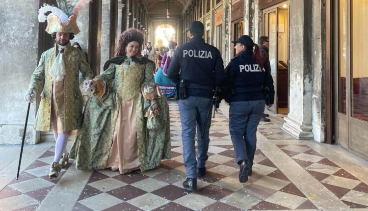 Carnevale 2024 a Venezia: calano le denunce per i borseggi, arrestate due donne per furto ai danni di due turisti. Fermata anche una donna in esecuzione di un mandato di arresto europeo