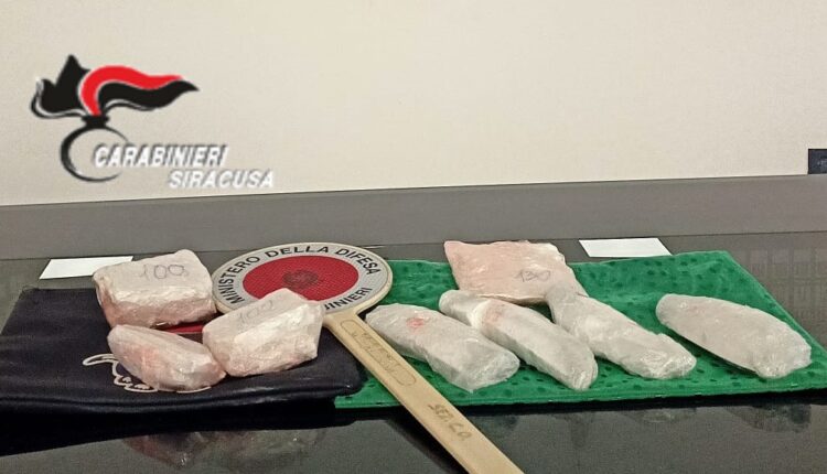 Siracusa, arrestata dai Carabinieri un'incensurata 26enne trovata in possesso di 580 grammi di cocaina.