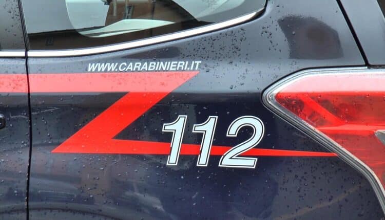 Alba: non accetta di non essere stata assunta, danneggia e minaccia di dare fuoco al locale.