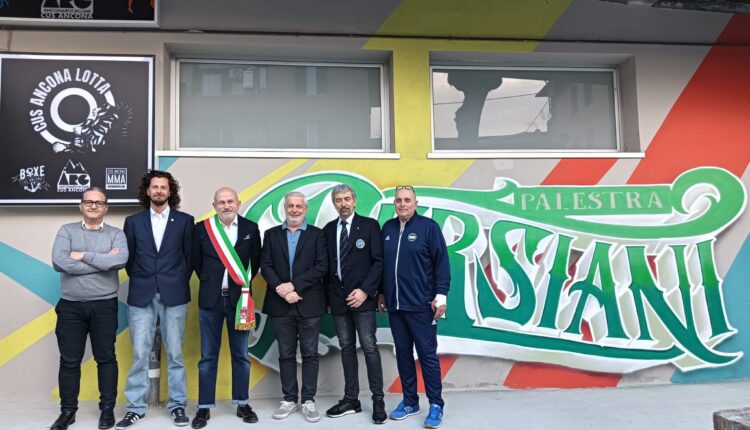 Ancona: palestra Persiani, inaugurato un nuovo murale dedicato allo sport.