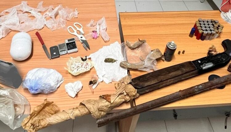 Avola: i Carabinieri arrestano un 24enne trovato in possesso di droga e armi.