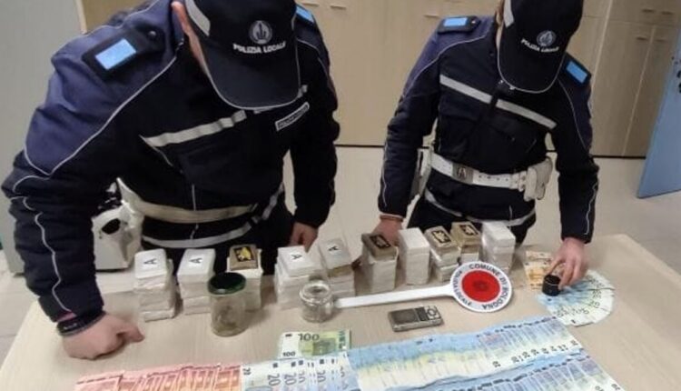 Bologna: circola con 5 chili di hashish in auto, 21enne arrestato dopo un controllo stradale.