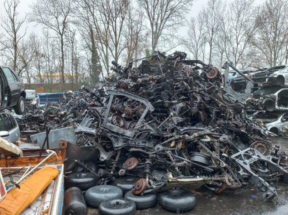 Bologna: controlli straordinari dei Carabinieri forestali sugli autodemolitori, rilevate irregolarità in comune di San Lazzaro di Savena.