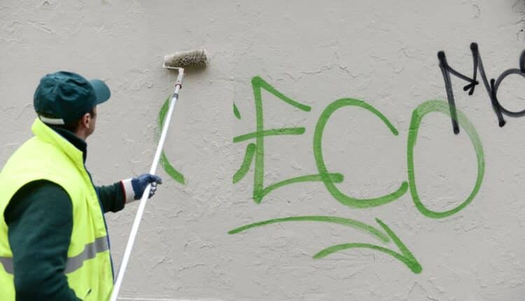 Bologna: vandalismo grafico, occupazione di suolo pubblico a canone dimezzato per gli esercenti che puliscono i muri.