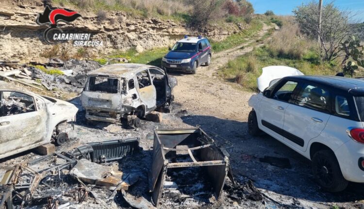 Buccheri (SR).  Auto rubate, cannibalizzate e carcasse date alle fiamme rinvenute sul terreno di un pregiudicato. I Carabinieri denunciano un 69enne per ricettazione.