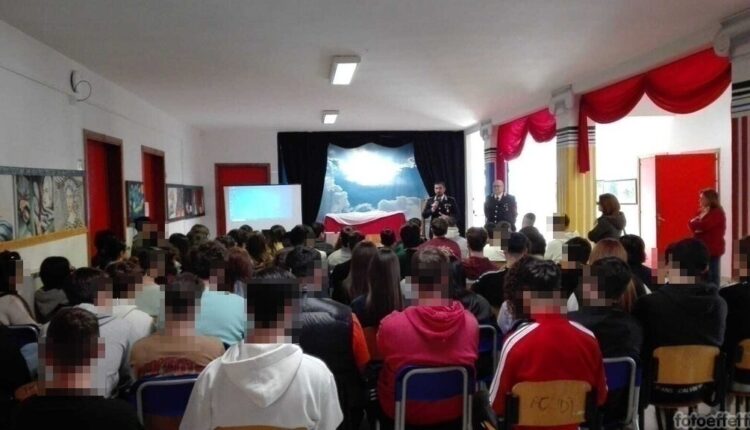 Ceglie Messapica, Brindisi. I Carabinieri incontrano gli studenti dell'istituto liceo commerciale scientifico e classico "Cataldo Agostinelli".