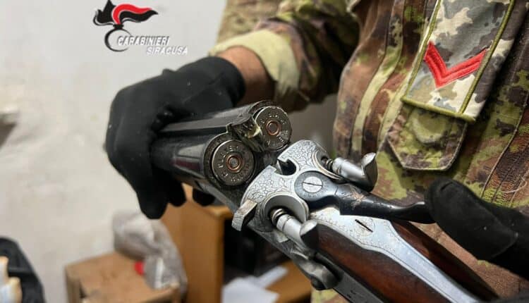 Siracusa: un 21enne nascondeva un fucile, munizioni e droga in garage. Sequestro ed arresto dei Carabinieri