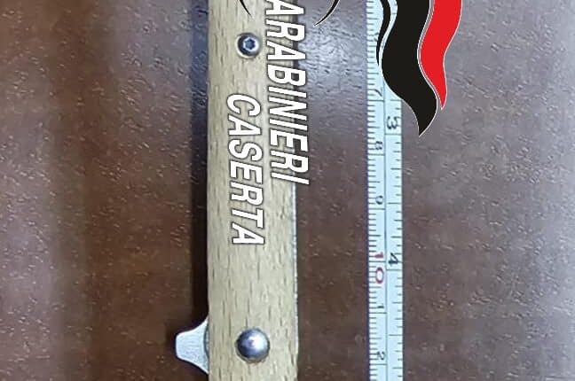 Casagiove: per un pacchetto di sigarette minaccia di morte una donna e aggredisce i Carabinieri.