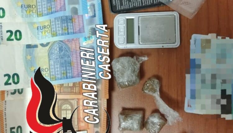 Caserta: sorpreso a cedere stupefacente, 51enne pusher arrestato dai Carabinieri.